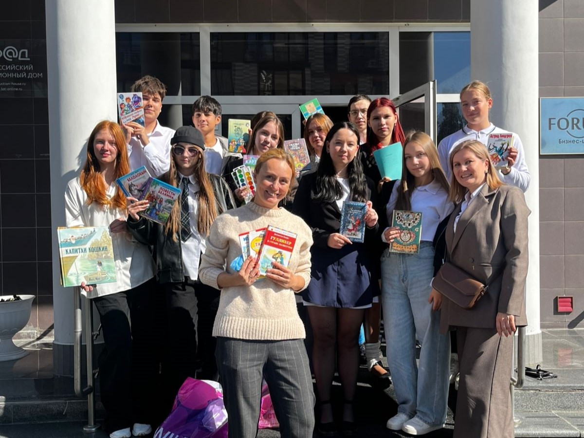 Книги и канцтовары от учеников школы 