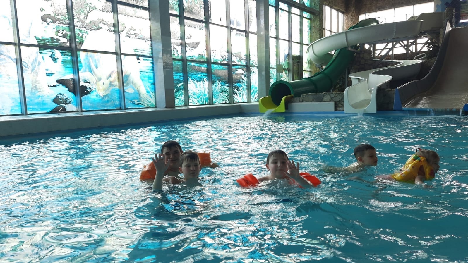 Подопечные-семьи БФ «Альпари» посетили аквапарк Baryonix